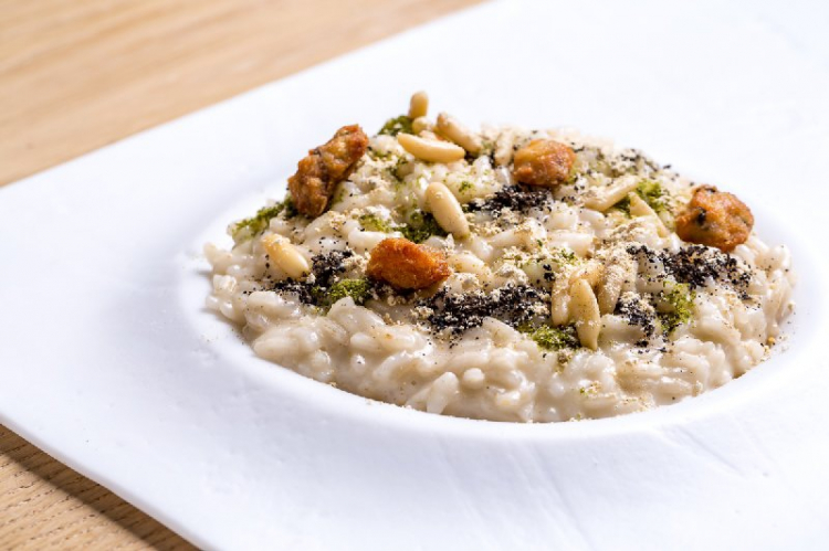 Risotto con essenza di pino e lumache croccanti