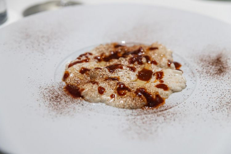 Risotto cotto in latte di mandorla, mantecato con 