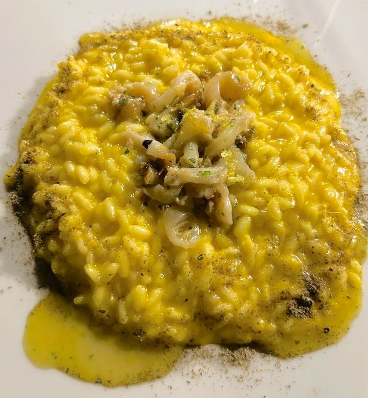 Il Risotto con peperoni gialli, trippette di baccalà e polvere di capperi preparato dallo chef Gennaro Esposito