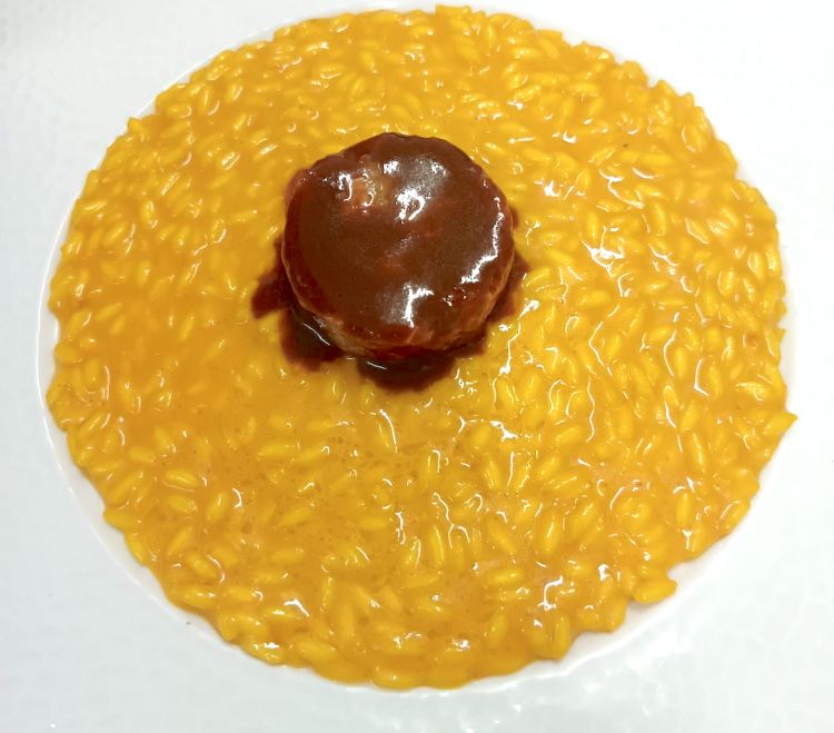 Risotto allo zafferano e finto midollo di mare: �