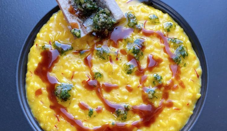 Il Risotto alla milanese nella versione inconfondibile dello chef Cesare Battisti del ristorante Ratan&agrave; a Milano
