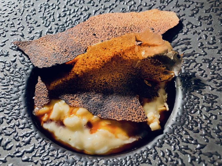 Risotto, guancia di vitello bbq, mela e cipolla bruciata, un ottimo passaggio nel menu Viaggio del ristorante Lino a Pavia
