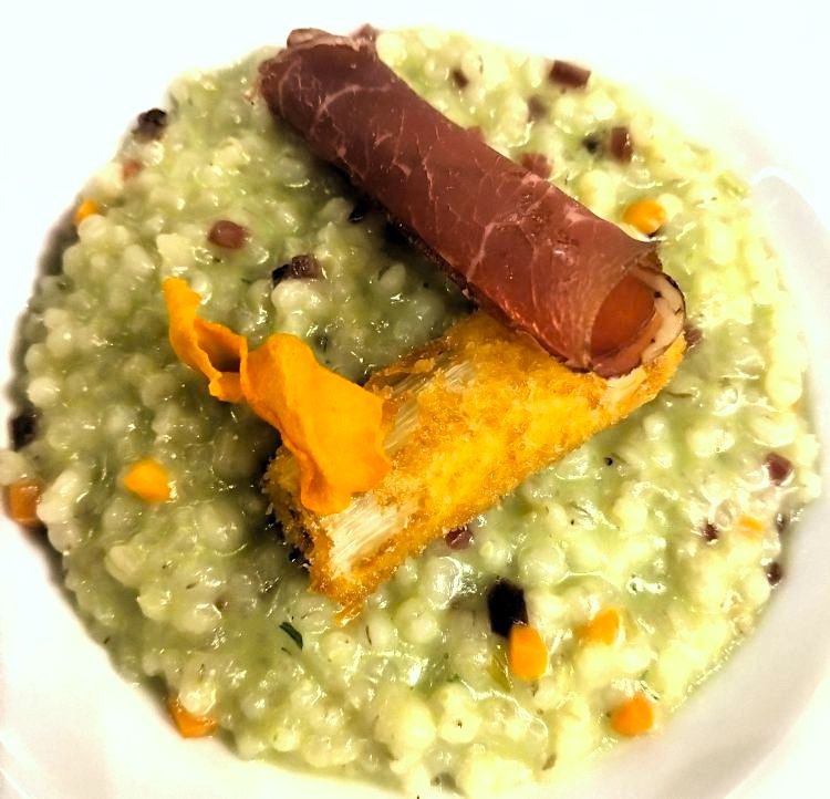 Il piatto più amato dallo chef Martin Kohl è il Risotto d'orzo del contadino, qui nella versione con cipollotto e manzo affumicato