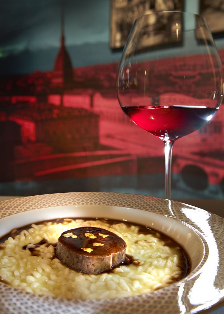 Il Risotto alla piemontese cotto in brodo di prosciutto, mantecato con burro e salvia, con guancia brasata e pagliuzze d'oro