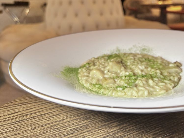 Risotto ai funghi porcini rosolati in burro nocciola, polvere di prezzemolo. Il riso è mantecato in burro acido e parmigiano reggiano 24 mesi. Il riso è turgido, cotto perfettamente