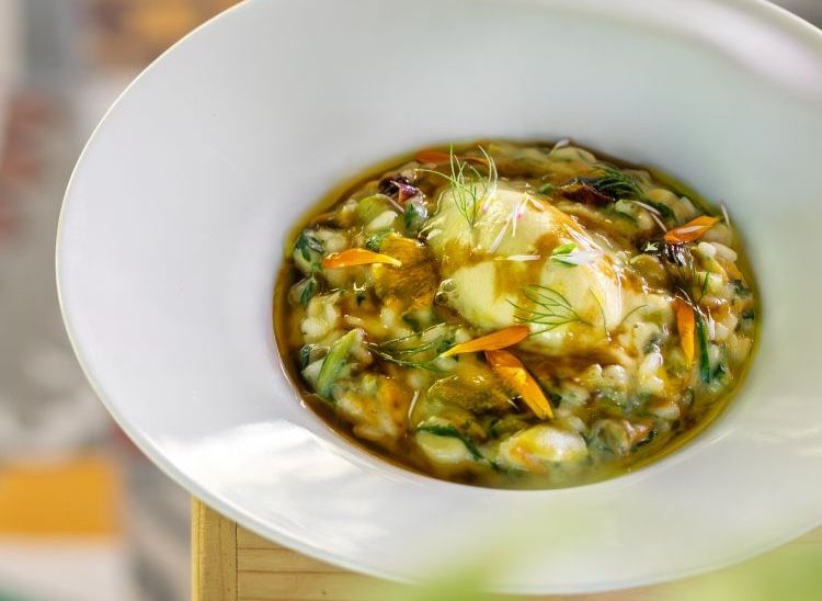 Risotto primavera all'olio extravergine d'oliva. Un primo piatto che enfatizza la stagionalità degli ortaggi e l'uso dell'olio extravergine di oliva. Si allinea alla filosofia di presentare preparazioni dirette, senza lavorazioni eccessive, dove conta l'immediatezza della percezione gustativa. Photo credits Riccardo Andreatta