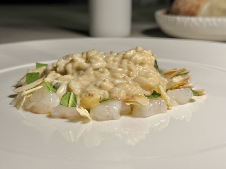 Risotto con scampi, mandorle e tarassaco