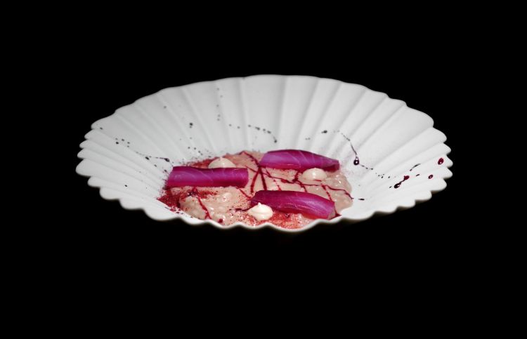 Risotto, storione, rosa e rapa rossa: il riso è un Vialone Nano essiccato al sole, in cottura si sfuma con Chiaretto di Bardolino, poi viene mantecato e condito con storione marinato alla rapa rossa, acqua di rapa rossa, emulsione di scalogno, polvere di rosa e profumo alla rosa