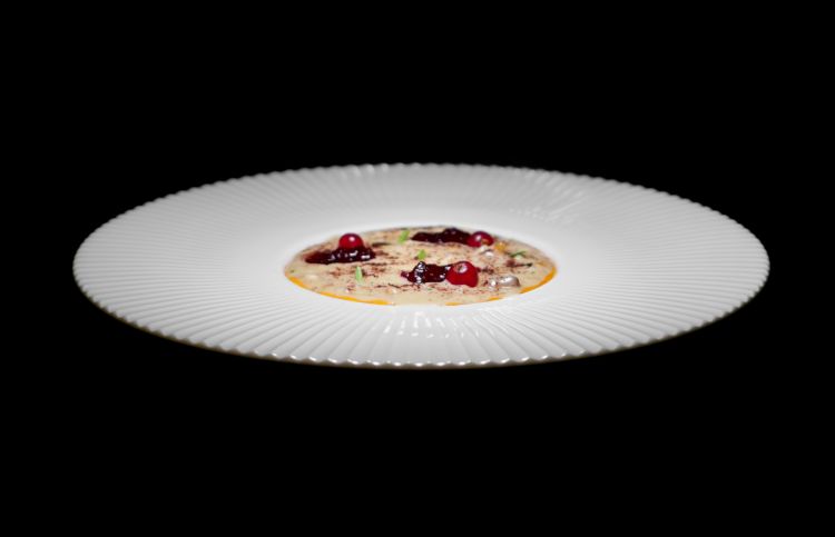 Risotto Vialone Nano, mantecato di noci, quadrello di bufala, crema di albicocche, confettura di ribes, polvere di frutti di bosco, santoreggia, ribes fresco. Gli chef usano tre tipi di noci, quella "classica" (Juglans regia), la pekan e la macadamia. L'idea generale richiama il milchreis tedesco
