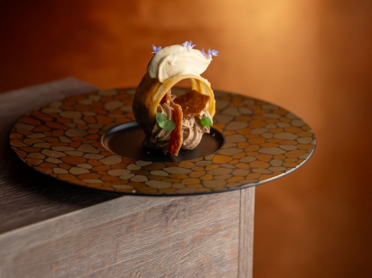 Ú Culùstr: cartellata, mousse di cioccolato Caramelia, croccante di nocciole e gelato mantecato al vincotto