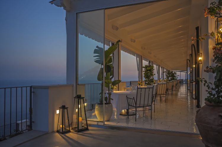 L'elegante ristorante Bluh Furore, il 28 settembre sarà scenario di una magica cena a quattro mani orchestrata da Vincenzo Russo ed Enrico Bartolini
