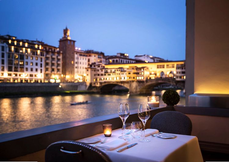 La vista sull'Arno e su Ponte Vecchio&nbsp;dalla terrazza del ristorante fiorentino di Lungarno Collection
