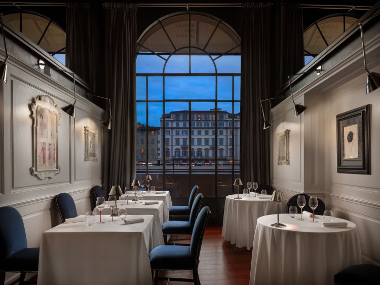 Il restyling degli interni di Borgo San Jacopo,&nbsp;curato da&nbsp;Michele B&ouml;nan,&nbsp;guarda all&rsquo;Italia degli anni Cinquanta e al mondo di Salvatore Ferragamo
