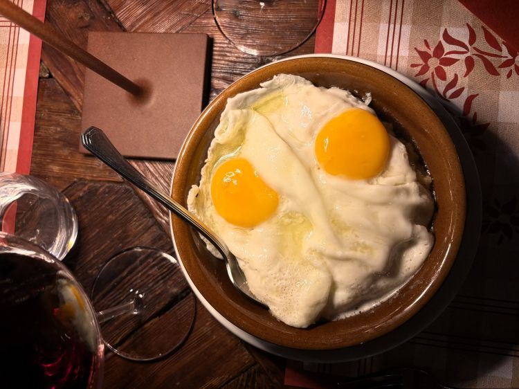 Polenta con le uova all'occhio di bue