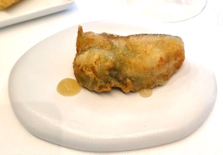 Frittella di baccala in tempura all’alga spirulina e gel al lime
