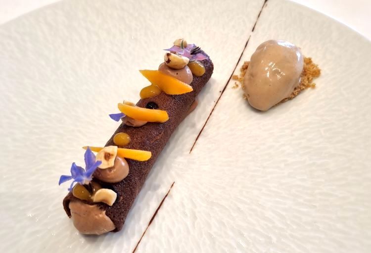 Dessert n.2: Tuille al cacao, chibuste al cioccolato e caramello, nespole e nocciole, gelato alla nocciola
