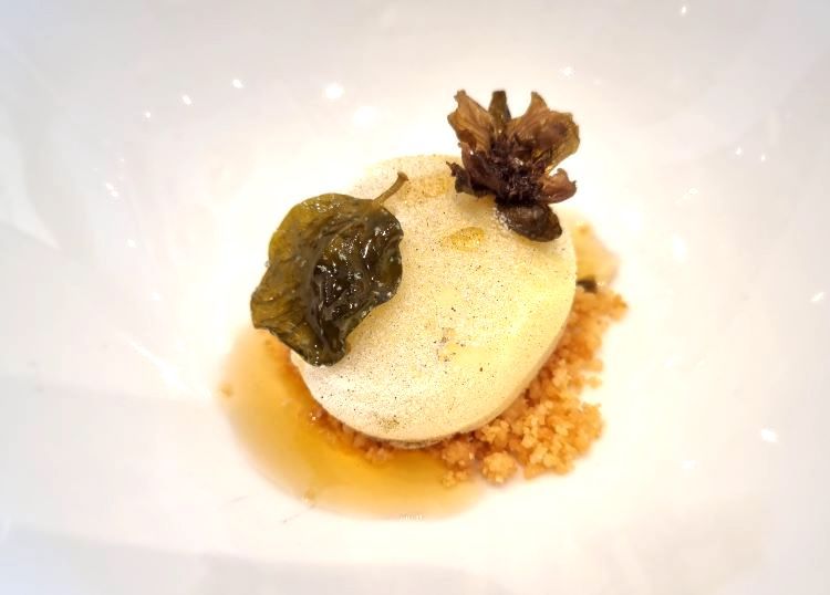 Pre-dessert: Yuzu, miele e capperi
Bavarese allo yuzu, crumble al miele dello zio Enzo, foglia di cappero semicandita e fiore di cappero fritto
