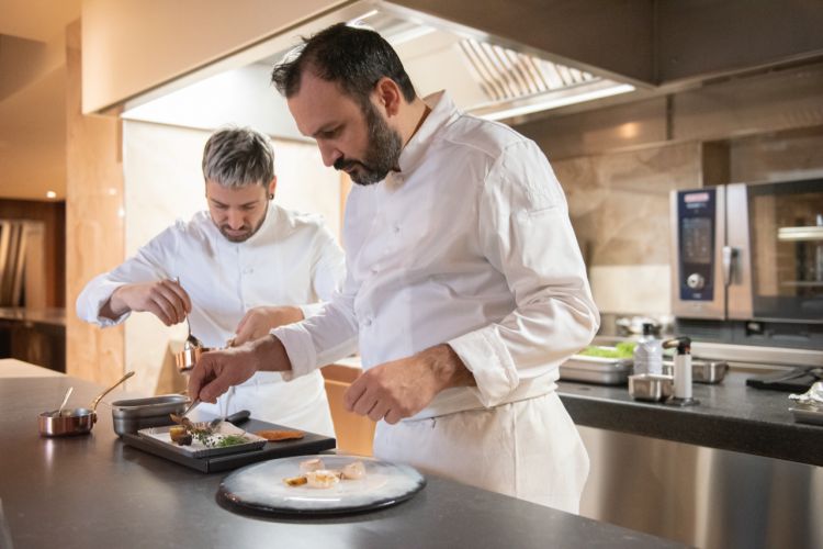 Mario e Remo Capitaneo intenti a lavorare nella c