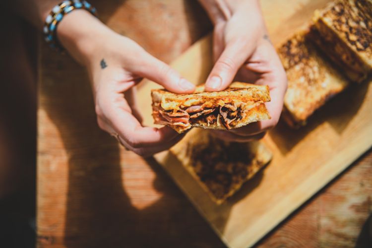 Il Rita’s Power Toast: prosciutto cotto al forno, formaggio Gouda, giardiniera fatta in casa, capperi fritti e, a scelta, maio ‘nduja o maio lime