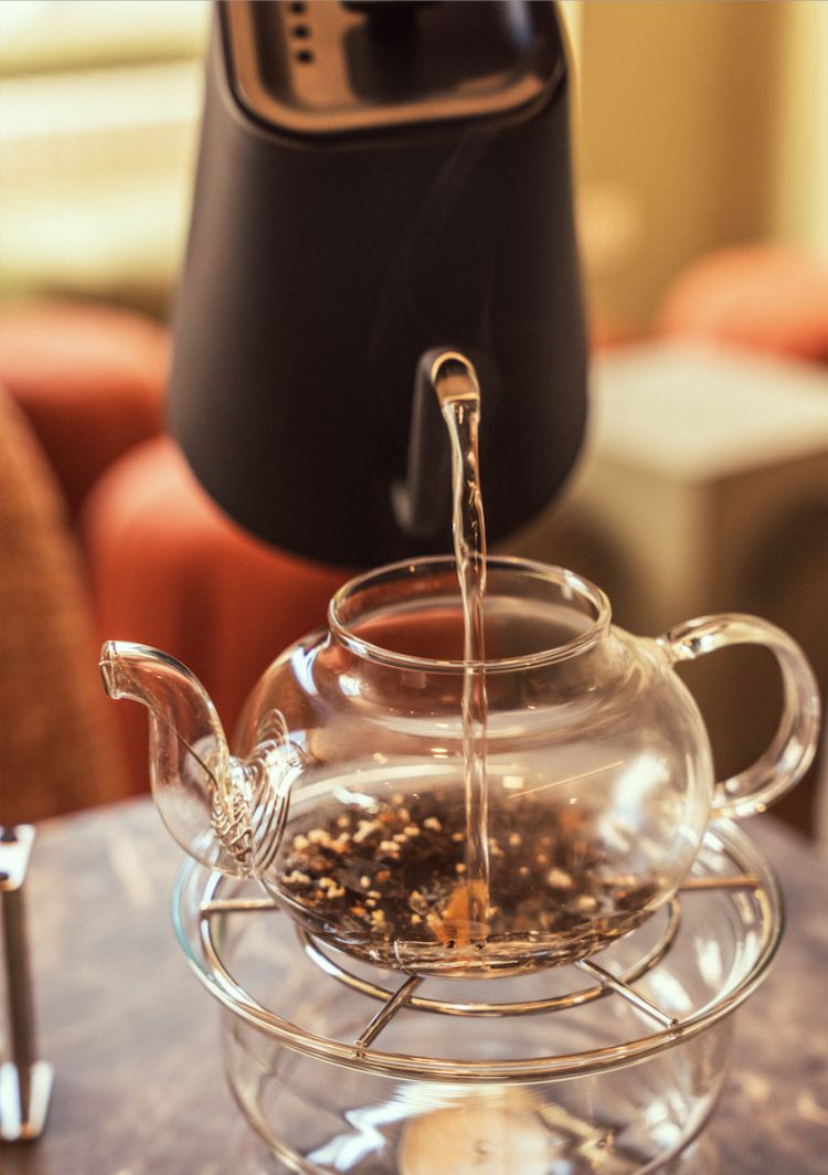 Una volta scelto il tè, viene presentato al tavolo così da poterne apprezzare il profumo. Solo poi viene servita dell'acqua calda a cui vengono aggiunte le foglie; la clessidra viene capovolta e, una volta passato il tempo di infusione, il tè finisce nella tazza, pronto a essere degustato