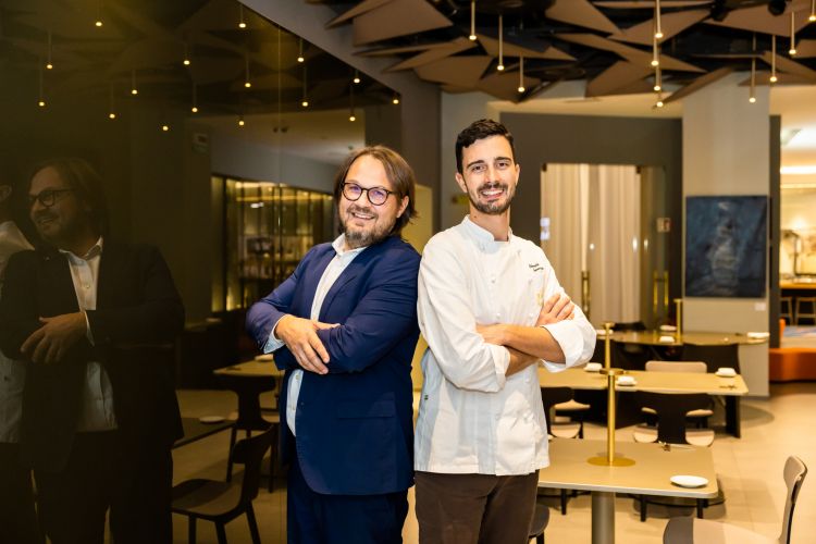 A sinistra, Andrea Polini, restaurant manager dell'Hub, insieme all'executive chef Edoardo Traverso
