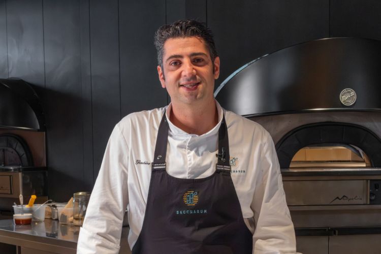 Gioacchino Gargano fotografato con alle spalle il 