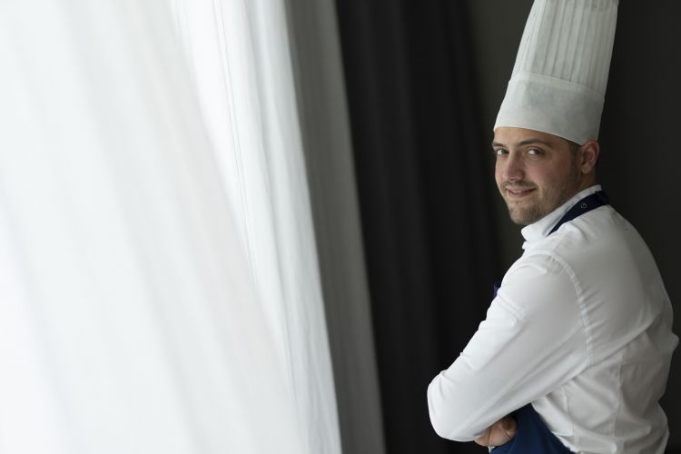 Marco Carasi, 28 anni, originario di Desenzano del Garda, è executive chef del resort e a capo del ristorante La Celeste, dove offre una proposta meno elaborata
