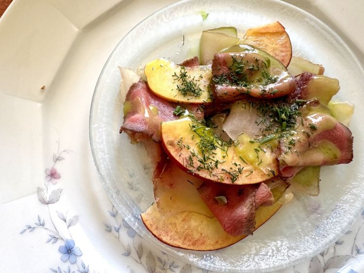 Roast beef di cavallo, bresaola di pesce spada affumicata, noce pesca, finocchietto e bergamotto. Foto Alberto Angiolucci