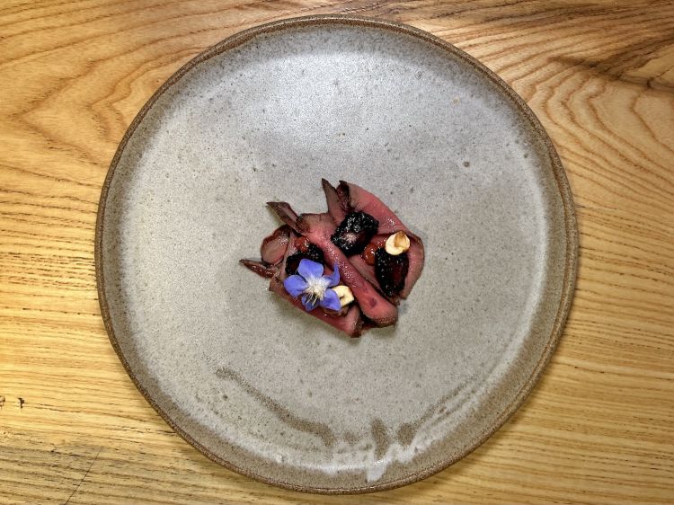 Roastbeef di cuore alla brace, gelsi neri freschi e fermentati, salsa umeboshi, nocciole, fiori di borragine