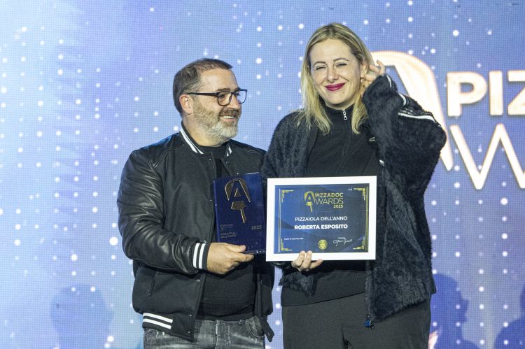 Roberta Esposito de La Contrada ad Aversa vince il premio Pizzaiola dell'anno