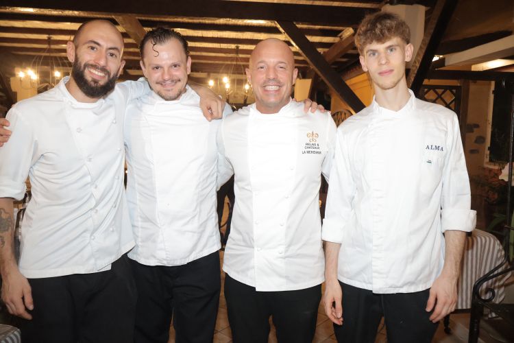 Roberto Conti, secondo da destra, con la brigata: da sinistra il sous Tommaso Bertini, il resident chef Alessandro Pometti e il pastry chef Riccardo Moliani