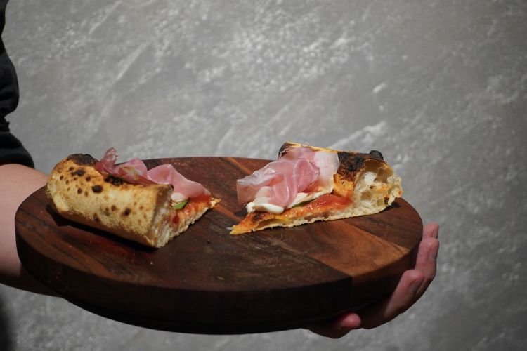 Pizza "in caduta" con pomodoro Migliarese, bufala di Sibari e gammune di Belmonte (un prezioso presidio Slow Food: cosce di suino nero arrotolate come fosse un capocollo)

