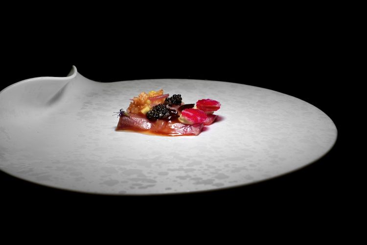 Crudo di ricciola, dressing all'aceto, crema di foie gras, fichi freschi, caviale Oscietra, cugnà, cipolle pickled e salsa amazu ponzu
