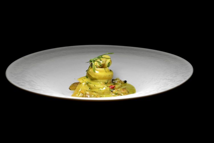 Pasta Pelusiello Gerardo di Nola con peperone verde di Carmagnola centrifugato e vongole. Le vongole sono cotte sautée con aglio, olio, peperoncino e sfumate con Martini e Pernod
