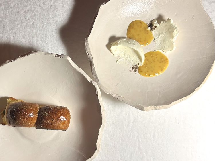 Robiola, senape, miele, limone fermentato, da accompagnare con pan brioche all’anice e miele