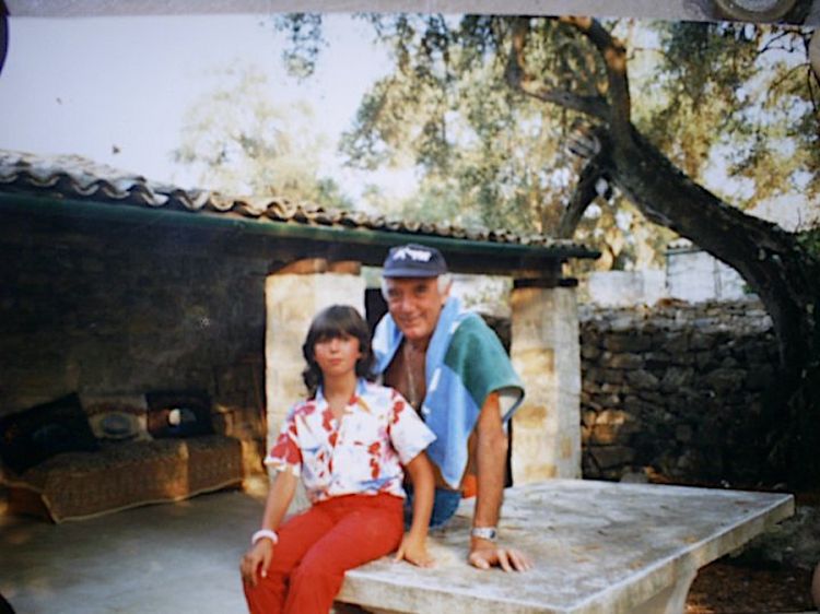 Rolly Marchi nel giardino di casa a Paxos, luglio 1986. Con lui Giorgia Pezza, figlia di amici trentini in vacanza sull'isola
