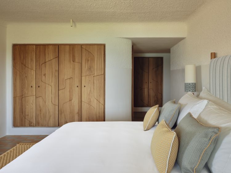 Romazzino conta circa 100 camere, suite e ville elegantemente rinnovate, in totale armonia con l’ambiente circostante
