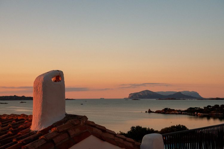 Immerso nella natura, incorniciato da bianche curve organiche, con le sue camere, suite e ville arredate in stile mediterraneo sobrio ed elegante, l’hotel ha un’allure retrò-chic
