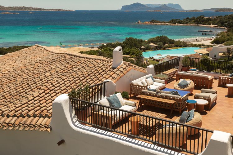 Scorci sull’architettura bianca e sinuosa, la vista sul mare turchese e dettagli di charme raccontano l’essenza di questo gioiello sardo dell'ospitalità
