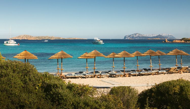 Sulla spiaggia privata è possibile praticare diversi sport acquatici, da paddle-board a water ski
