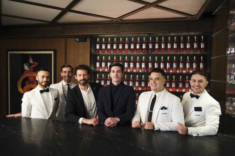 Il team del Camparino in Galleria con Matteo Di Ienno del cocktail bar Locale a Firenze
