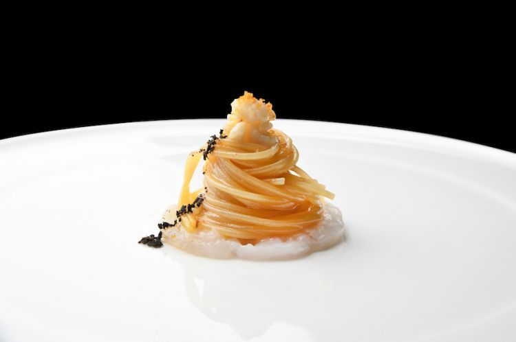Spaghetto aglio, olio e peperoncino con scampi, polvere di olive e bottarga di muggine di Cabras: un grande classico del ristorante Romano a Viareggio