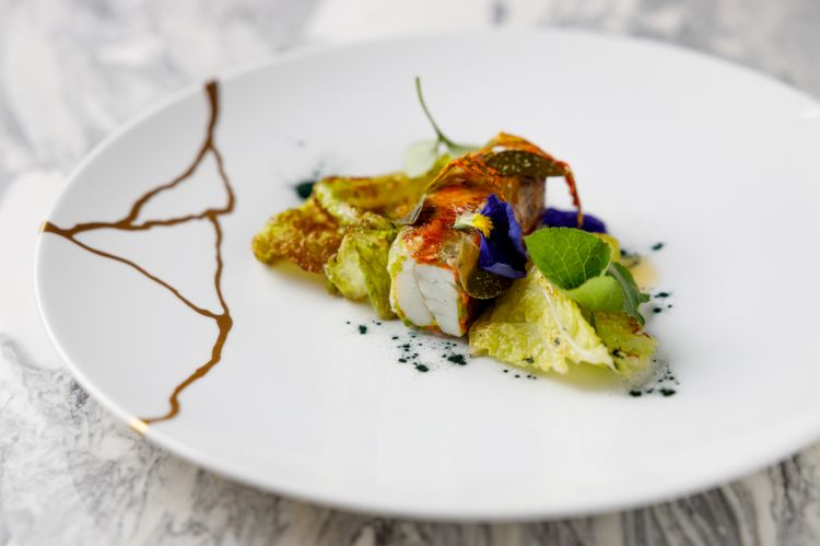 Rombo in crepinette, fiori di zucca, verza fermentata e salsa alla mugnaia. Foto di Andrea Di Lorenzo