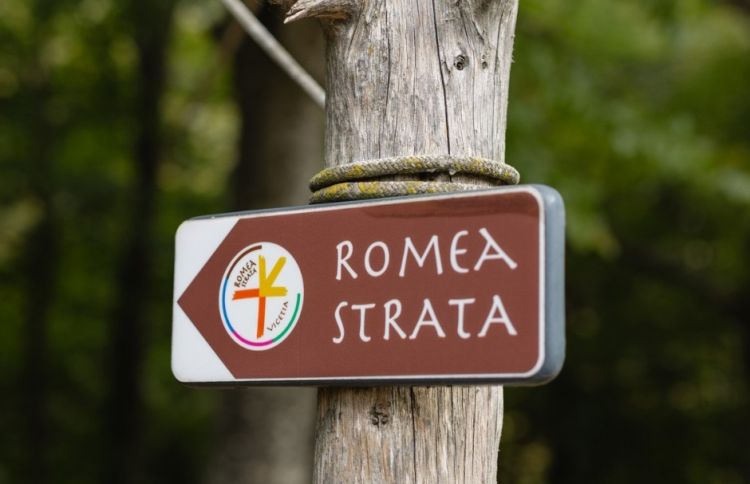 La Romea Strata. Nel tratto che abbiamo percorso, il cammino è molto variegato, attraversa le montagne e le valli del Trentino Alto Adige fino ad arrivare al Passo Pian delle Fugazze che attraversa la Catena del Monte Pasubio fino a scendere nella Pianura Padana, direzione Schio. Il territorio è caratterizzato da una natura selvaggia e verdeggiante. Molti sono i punti di interesse storico e religioso; l’enogastronomia risente delle varie tradizioni etniche insediate in queste terre.