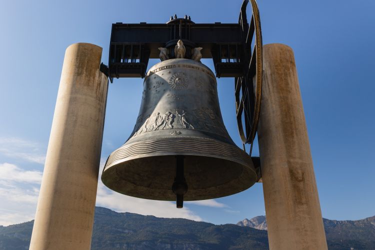 La Campana dei Caduti, Maria Dolens, a Rovereto. È una campana commemorativa dei caduti della prima guerra mondiale. Si trova sul Colle di Miravalle, appunto a Rovereto. Venne realizzata nel 1925