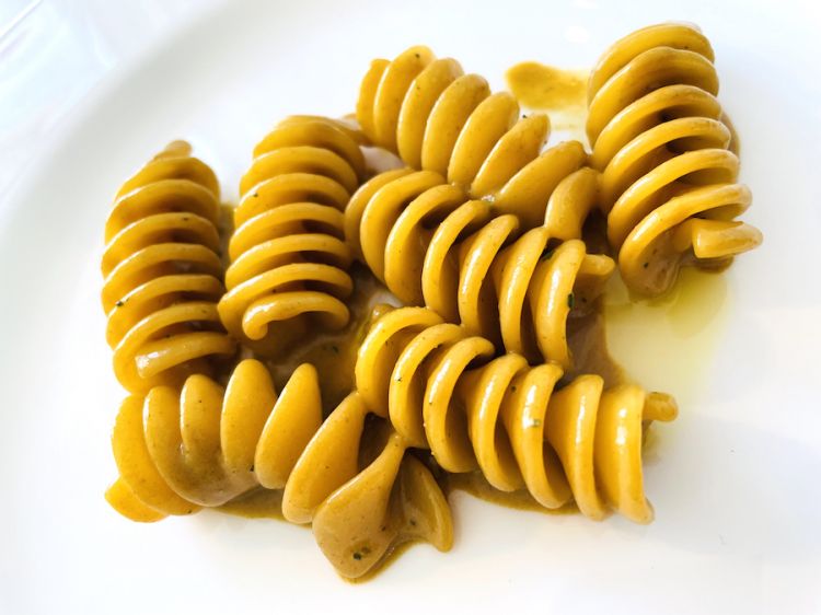 Fusilli, pollo, rosmarino e polvere di peperone verde