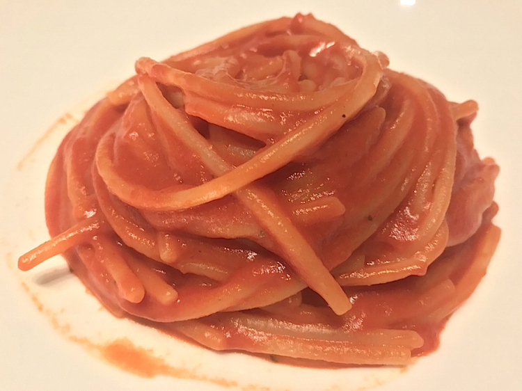 Spaghetti e pomodoro al nuovo ristorante di Niko Romito all'hotel Bulgari di Milano
