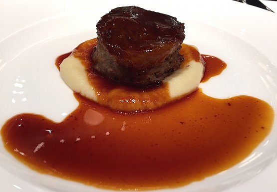 The veal cheek cooked by Niko Romito in a cast iron grill at the gala dinner of the 2016 edition of the Seoul Food Festival. No more vacuum cooking, the chef from Abruzzo could make perfect use of what has now become the refuge of many chefs without real ideas of their own 