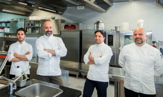 Al centro, Niko Romito e il suo resident chef a Pechino Claudio Catino (secondo da destra)
