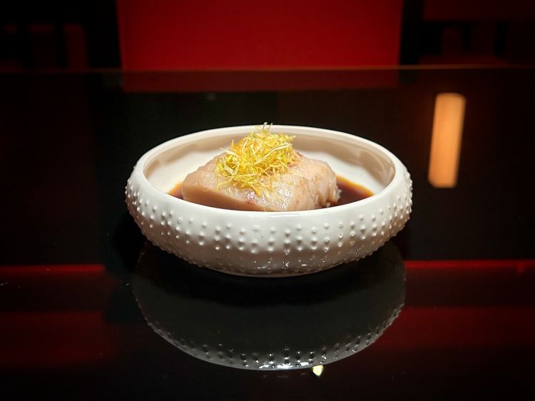 Sashimi di ricciola con tosajoyu e porro 
